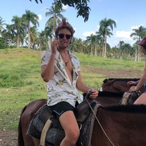 Meet your Posher, Avi